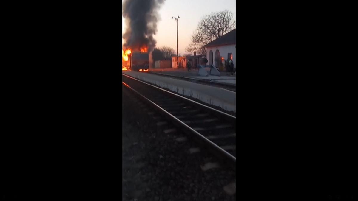 Rémisztő látvány: Szénné égett vonat Vámospércsen – videó