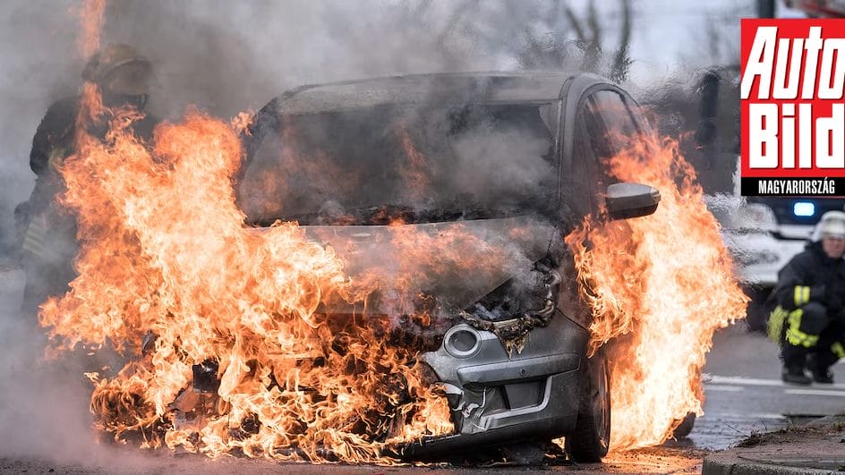 Katasztrofális döntés: Az ittas sofőr nem állt meg, miközben autója lángolt