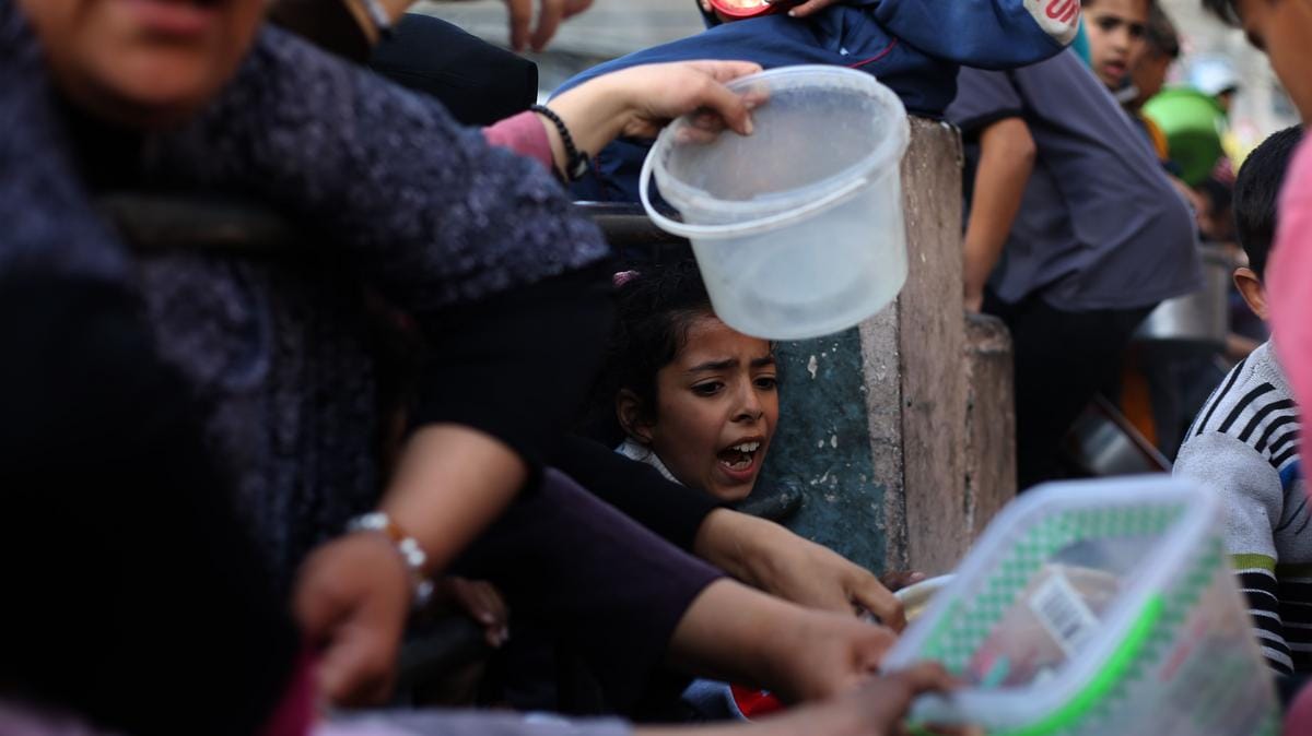 Az "Érkeztek az első segélyszállítmányok a Gázai övezetbe" cím hatásos lehet.