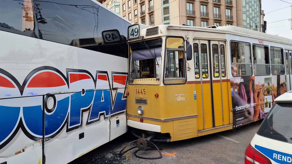 Baleset Budapesten: Villamos és busz ütközött, tűzoltók és mentők a helyszínen - Fotók a történtekről