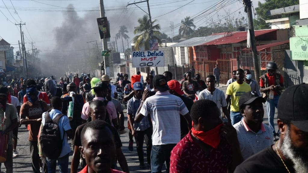 Haiti pokoli erőszakban: Amerikai nagykövetség dolgozóit helikopterekkel menekítették ki az apokaliptikus állapotok közepéről