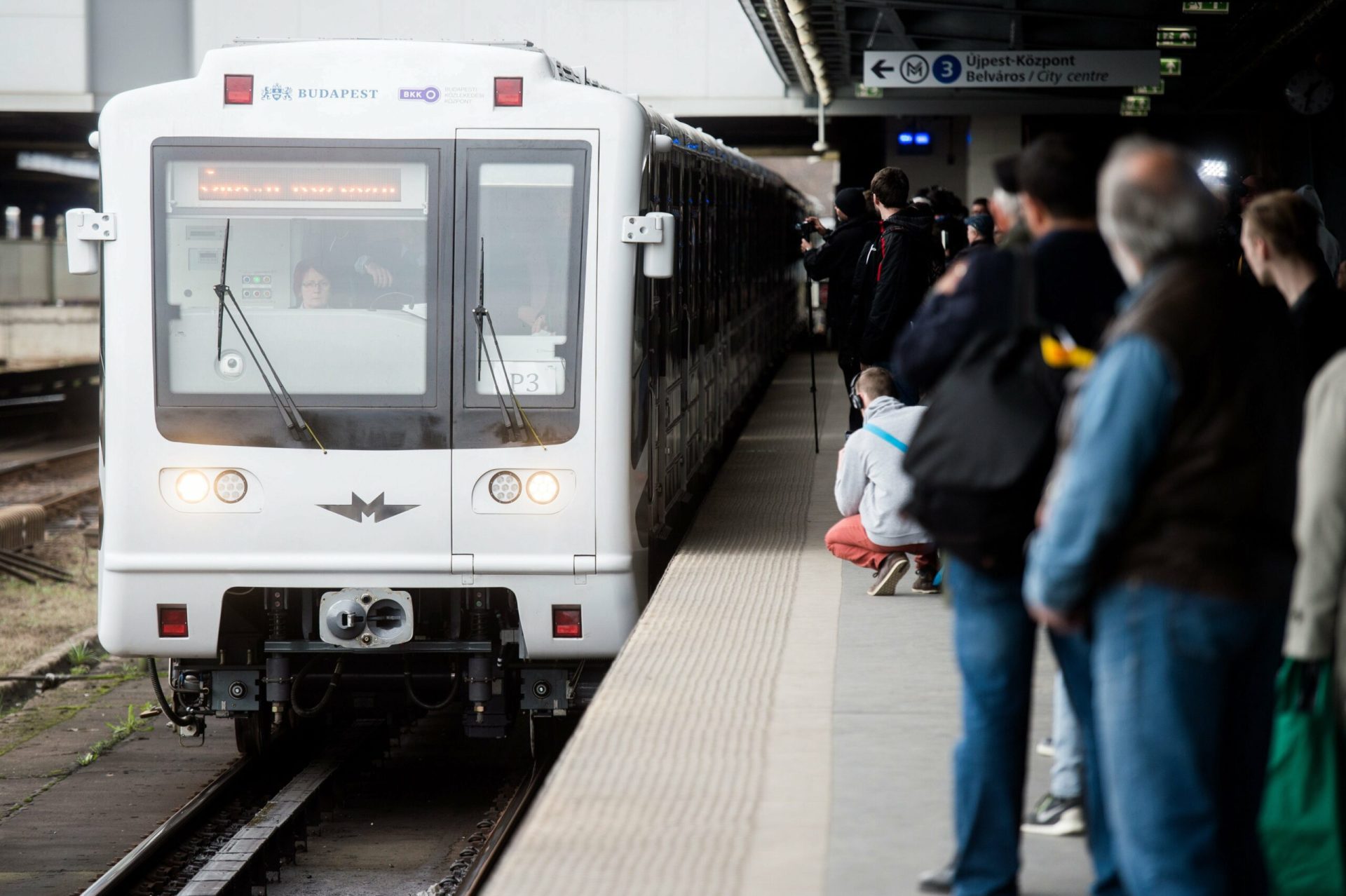 Szívszorító tragédia: Halálra gázolt egy embert a metró Budapesten