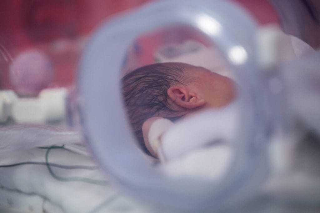 Ismeretlen szülők által elhagyott újszülöttet nevezett el a kórház: A hihetetlen történet egy szolnoki kórházból.