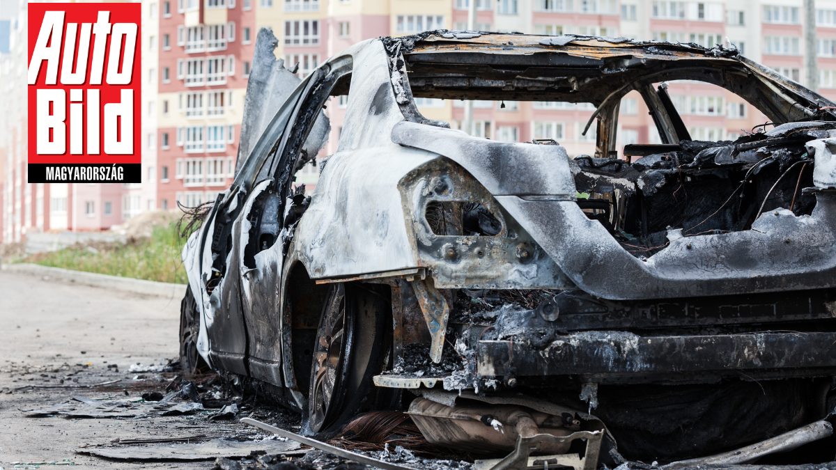 A veszélyes és hosszadalmas folyamat: tűzoltóság oltja az elektromos autó lángjait – videó
