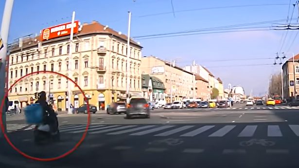 Veszélyes manőver: Durva baleset a piros lámpa figyelmen kívül hagyásával Budapesten – videó