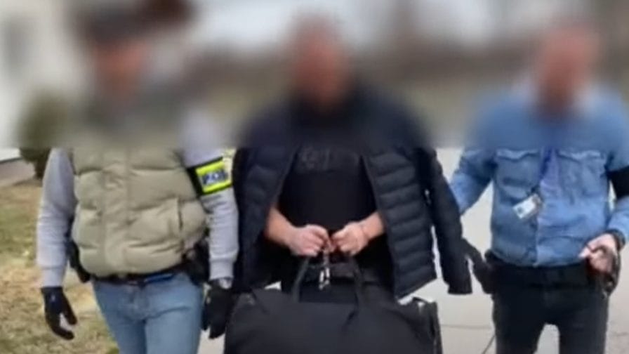 „A rendőrségen feladta magát Európa egyik legkeresettebb bűnözője – Videó”