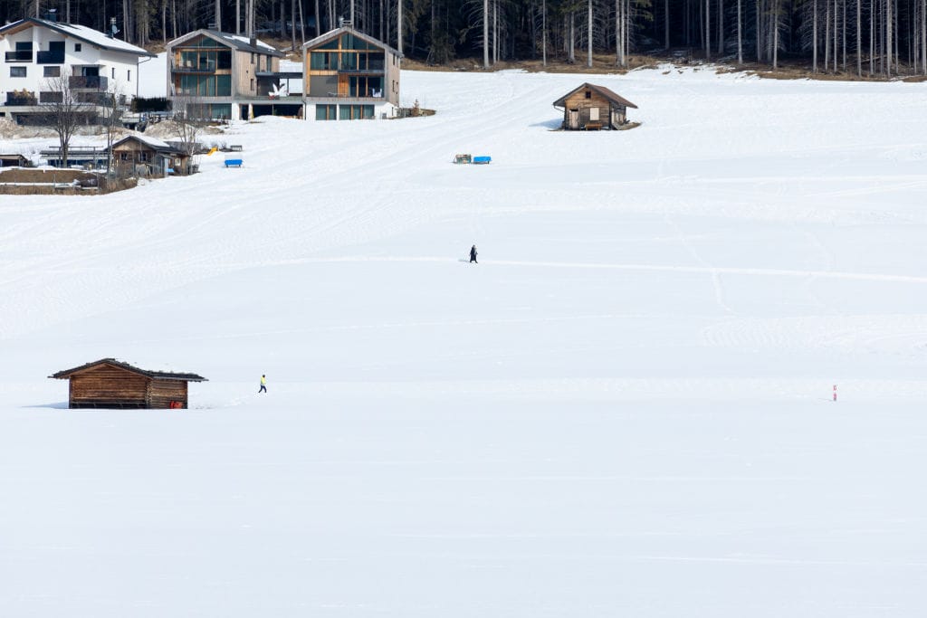 Szokatlan mennyiségű havazás borította be Olaszországot: 2 méteres hófalak a térségben.