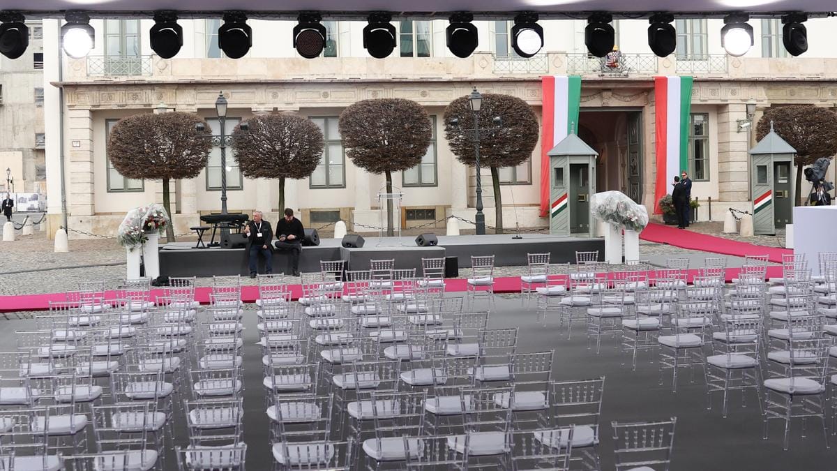 Szent György tér várja Sulyok Tamás köztársasági elnök beiktatását - Egy pillanatkép a készülődésből