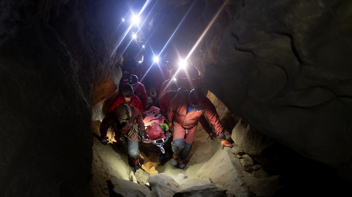 Túrázót hőstettek a Mátyás-hegyi-barlangból – fotók a lenyűgöző mentőakcióról