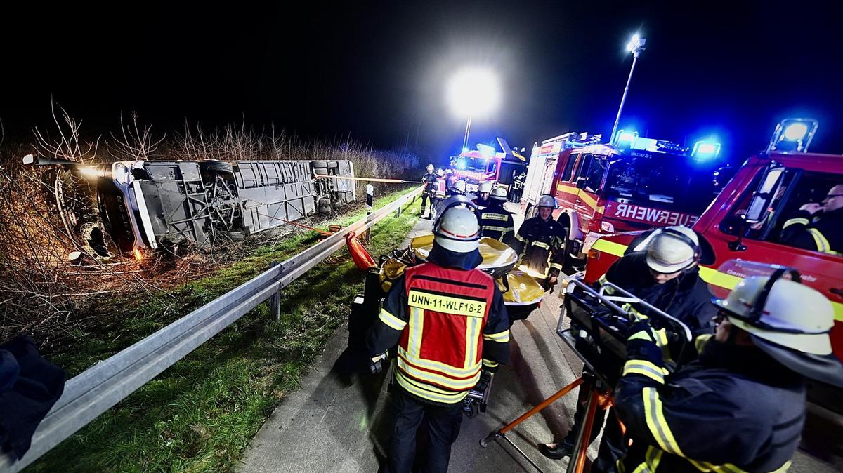 Iskolai buszbaleset: diákok borultak az árokba, több sérült van