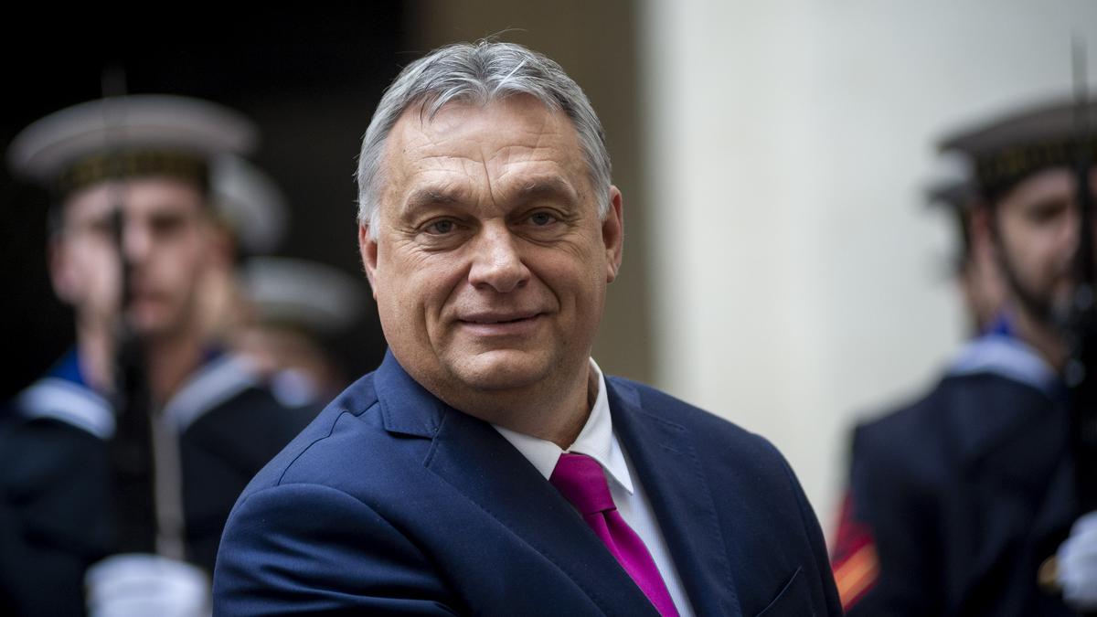 Az Orbán Viktor és Curtis által közösen megélt szurkolómúltra emlékeznek – videó