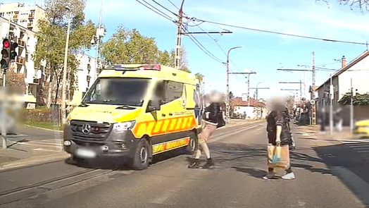 Szívszorító pillanat: egy mentőautó percekre a tragédia küszöbén egy fülhallgatóval közlekedő fiatal mellett