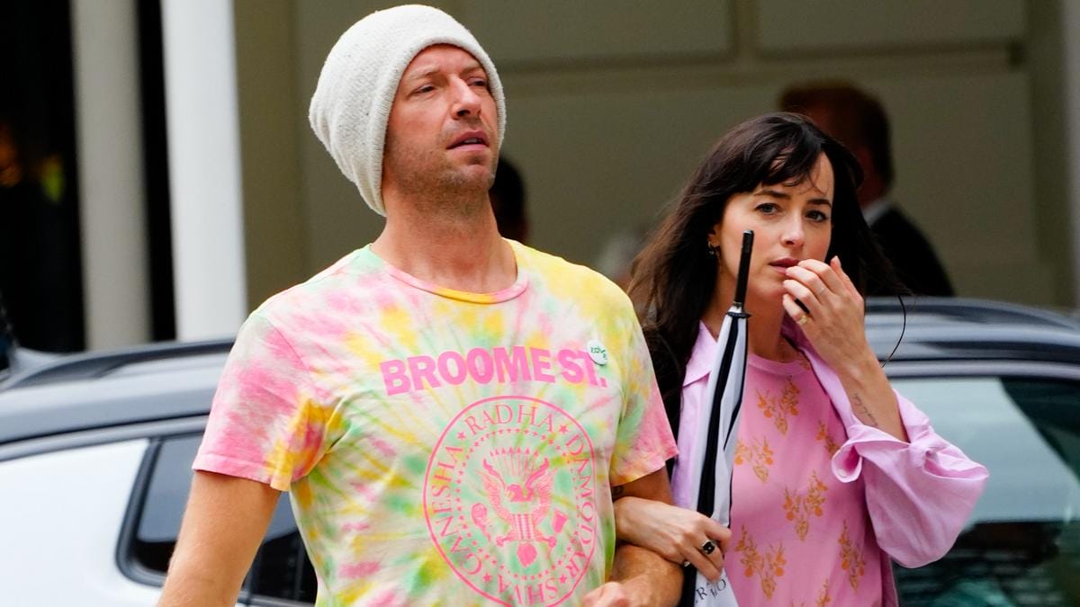 Egy romantikus történet: A Coldplay énekese eljegyezte 'A szürke ötven árnyalata' sztárját