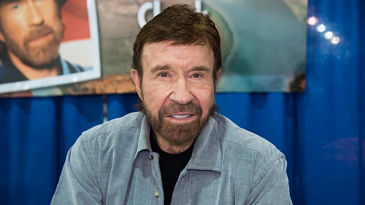 Chuck Norris: Az örökifjú szupersztár bokszzsákot gyepálva ünnepli 84. születésnapját