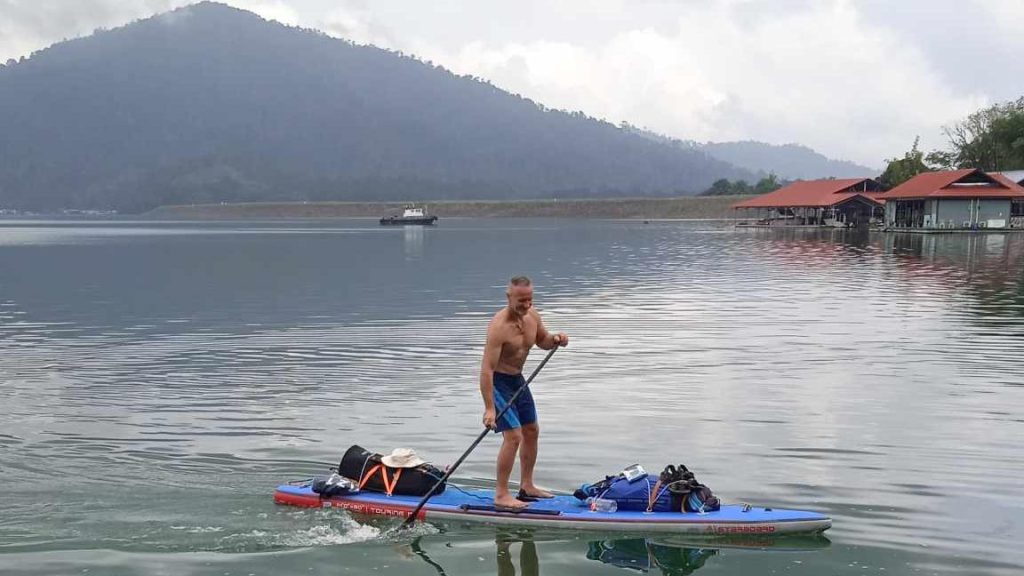 Inspiráló történet: Két hét alatt körbe evezett egy tavat Malajziában egy supdeszkával