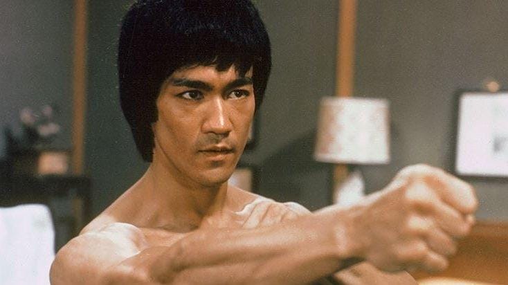 A hátborzongató felfedezés: Bruce Lee bronzszobrát darabokra vágva találták