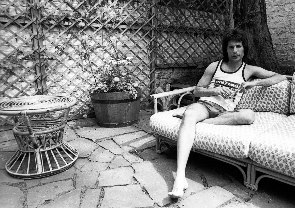 Válogatott fotókkal: Freddie Mercury londoni rezidenciája most eladó