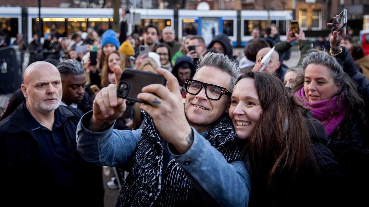 Az örökifjú Robbie Williams: friss fotókon a világ legjobb pasija 50 évesen