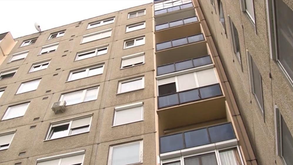 A tragédia árnyékában: Két kisgyerek vesztette el az édesanyjukat a 10. emeletről történt kizuhant után