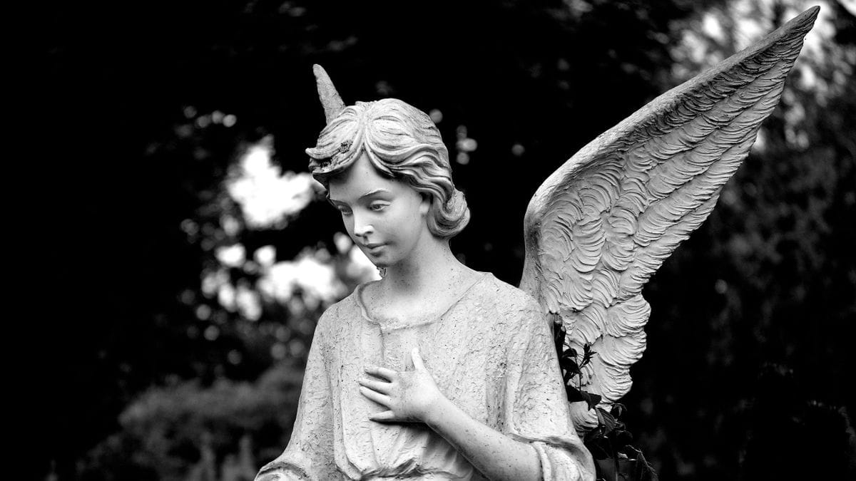 Az "Égi üzenet márciusra: Segítő angyalok és segítő szándékok" cím hatásos lehet.