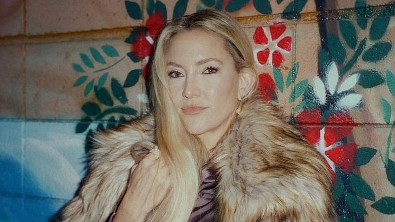 Kate Hudson stílusában ragyog a Magyar Nanushka a színfalak mögött