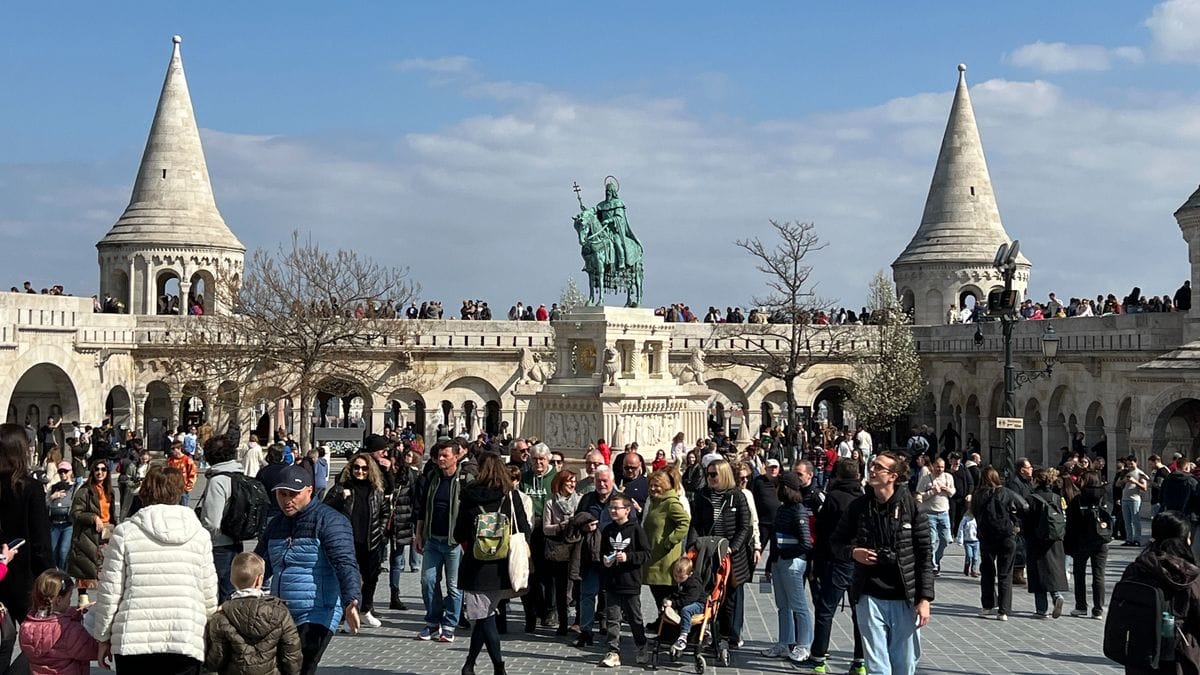 Március 15. Budapesten: Kokárda és Napsütés - Együtt ünnepelve