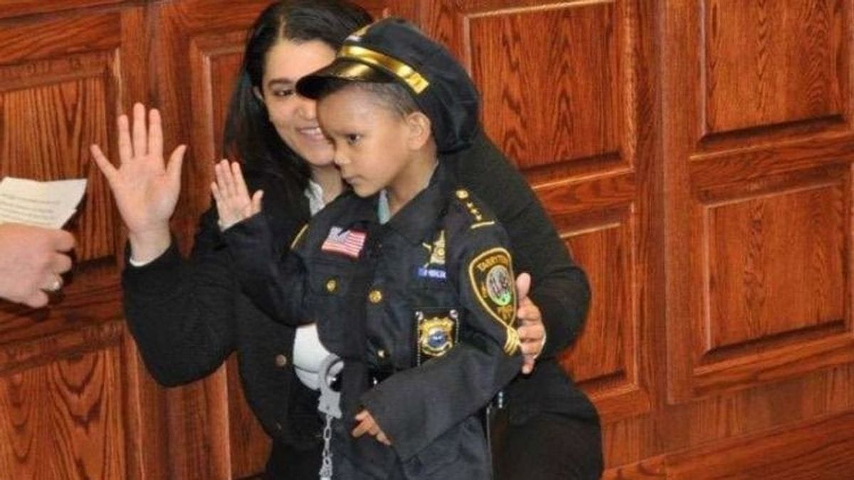 Egy kis hős: 5 éves beteg kisfiú rendőri esküt tett