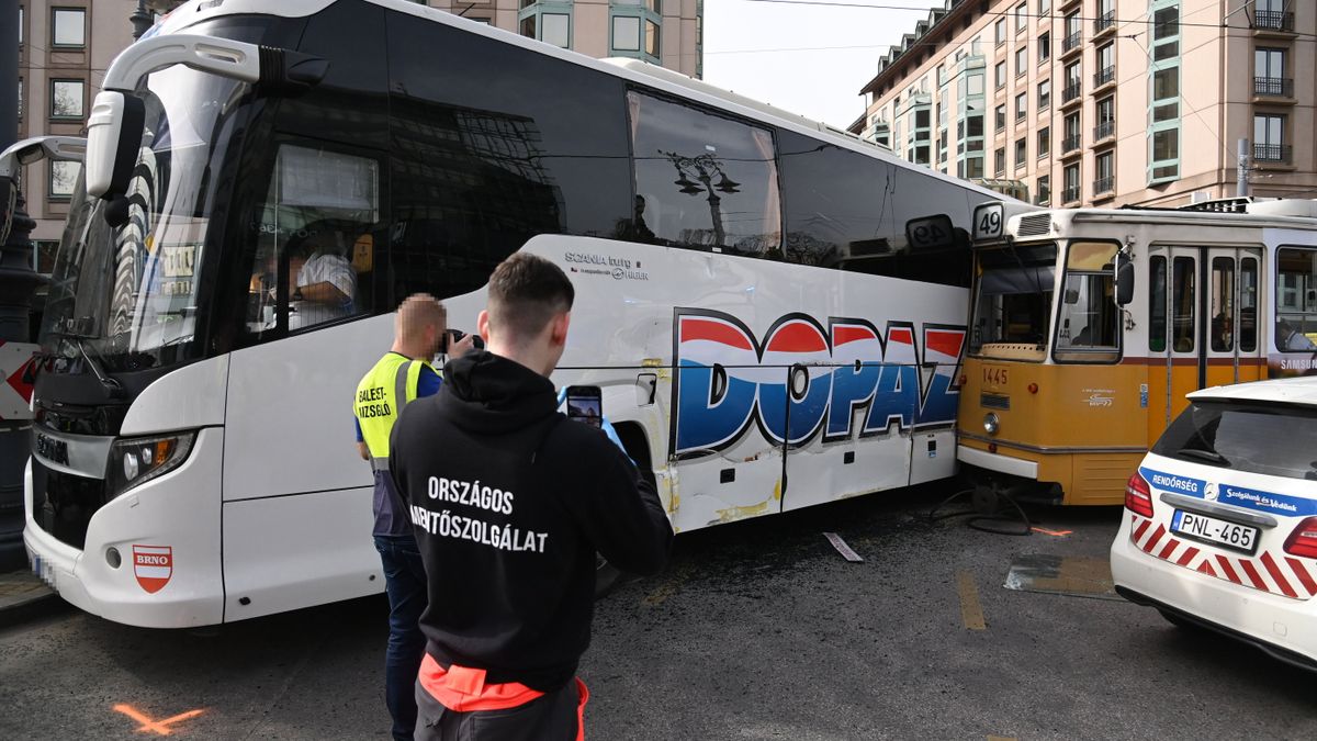Veszélyes helyzet a város szívében: Turistabusz ütközött a villamossal