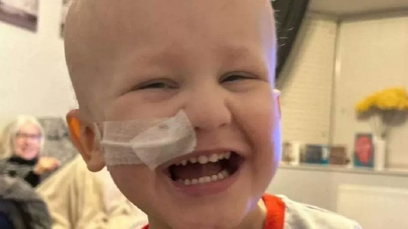 „Az életünk a feje tetejére állt” - egy 2 éves kisfiú küzd a 17 centis daganatával