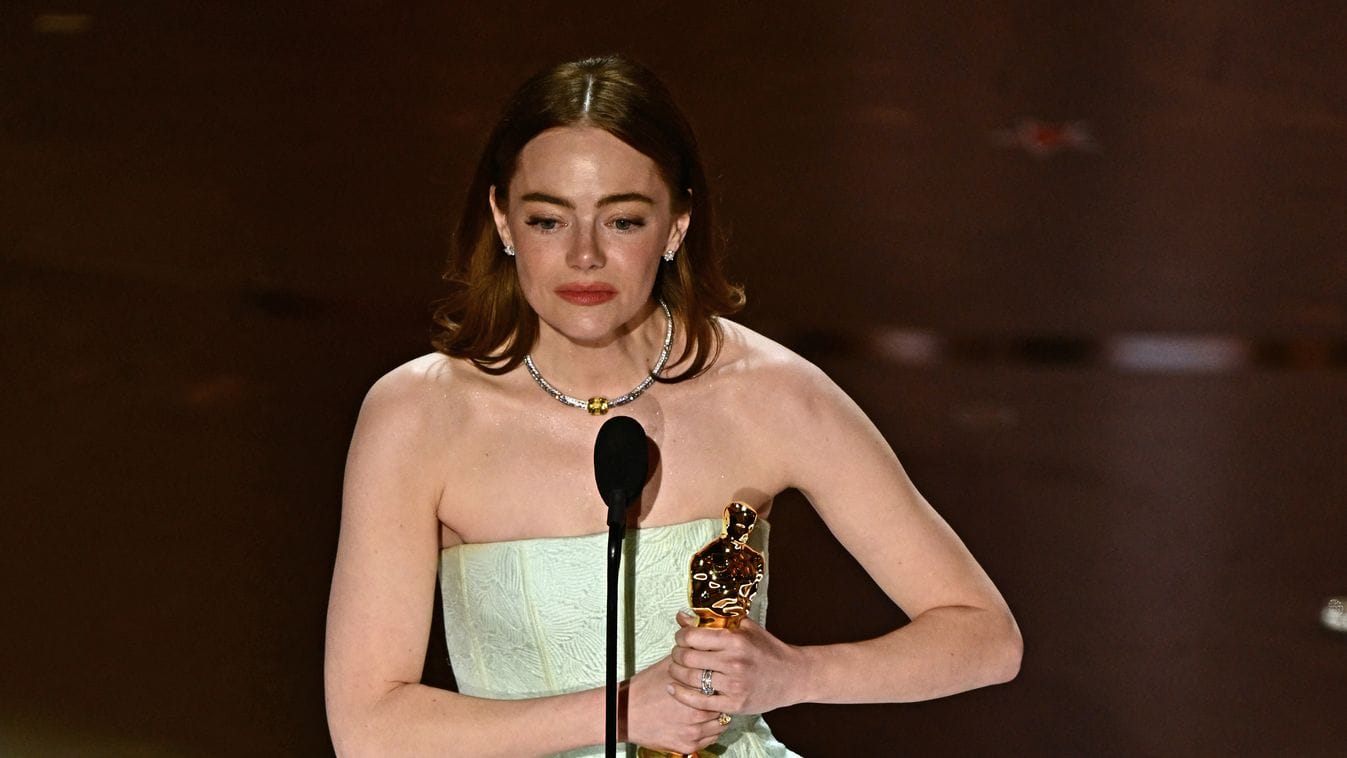 Emma Stone botrányos ruhabakival vihette haza második Oscar-díját a 2024-es gálán