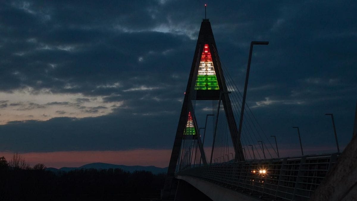 A Megyeri híd ünnepi díszbe öltözik az idei március 15-én – Képek a nemzeti színekben pompázó hídról
