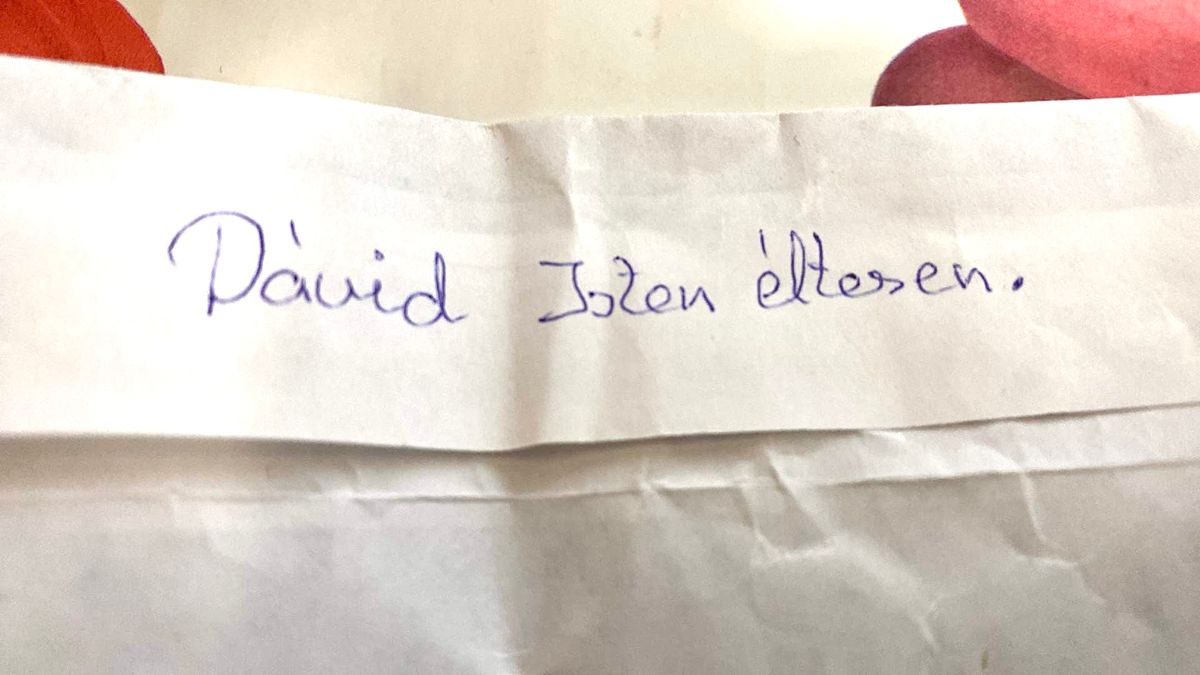 Kincses boríték Pesten: Egyetemista keresi a bankjegyekkel teli megtalált ajándék szó szerinti gazdáját