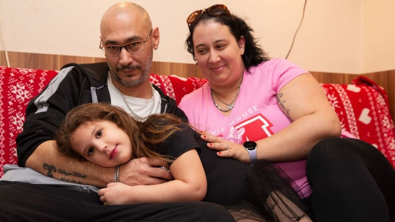 Szívszorító: Kicsi Kinga édesanyját könnyek fojtogatták, miközben a szükséges műtétről gondolkodtak