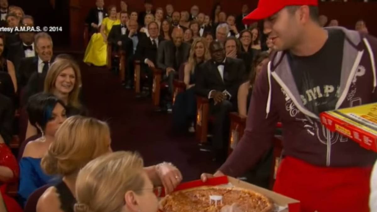 Az “Oscar-díj-átadók emlékezetes pillanatai: Pizzázás a sztárokkal