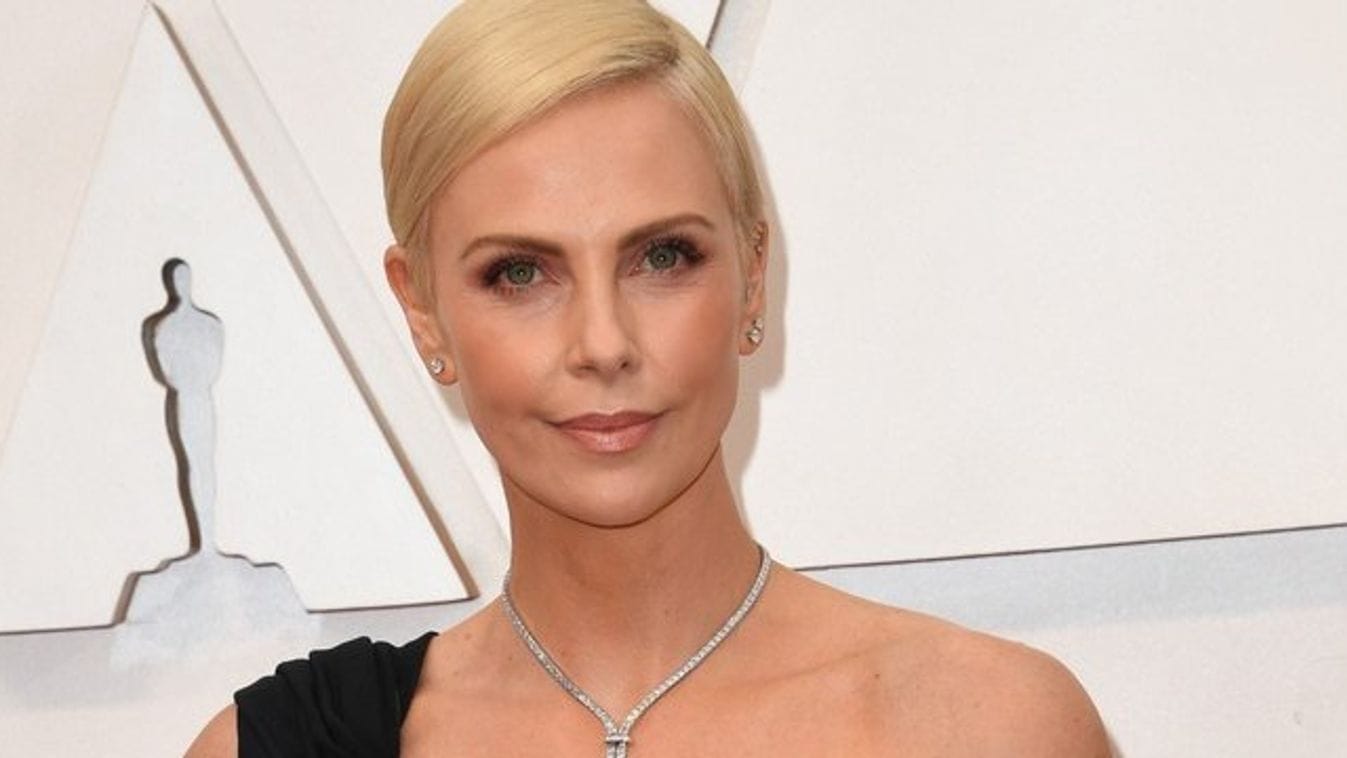 Az elképesztő fotók alapján Charlize Theron fiatalabb, mint valaha! Vajon visszafelé öregszik?