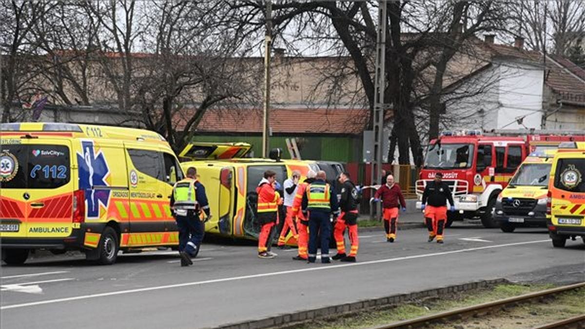 A Megható Pillanat: Felkavaró fotó egy Budapesten felborult mentőről