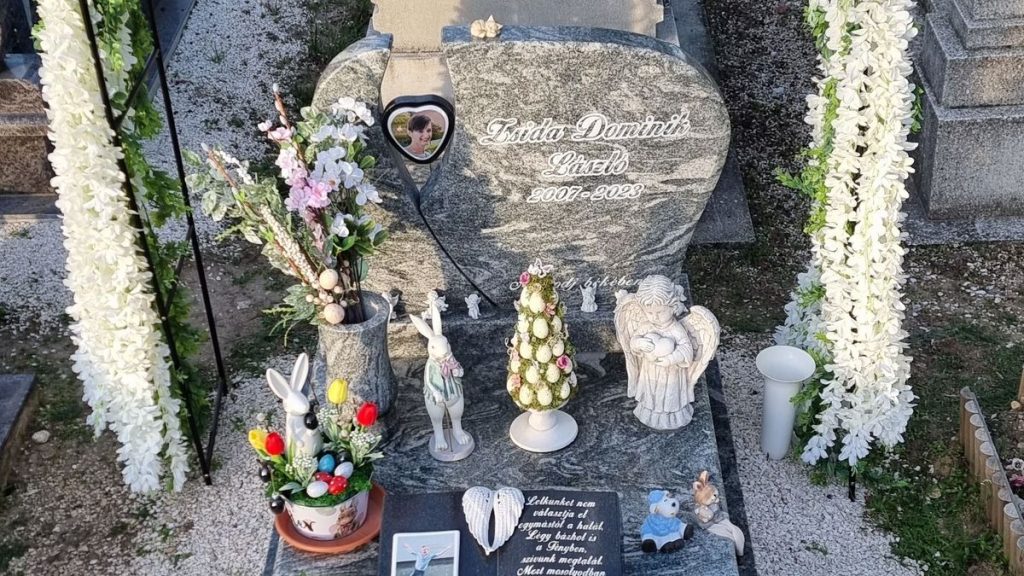 A fájdalmas emlékezet: Húsvéti díszek őrzik a 15 évesen elhunyt Dominik sírját