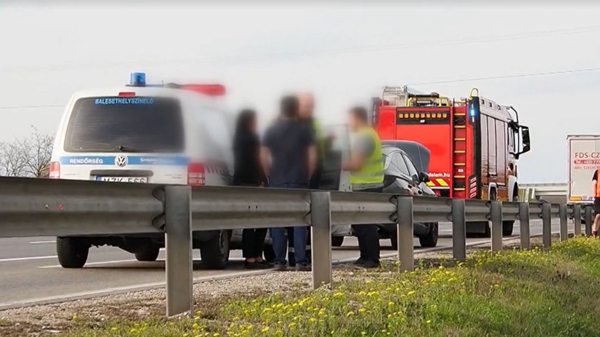 Mentőhelikopter érkezett: kisbusz balesetben, gyerekeket szállított - felvétel