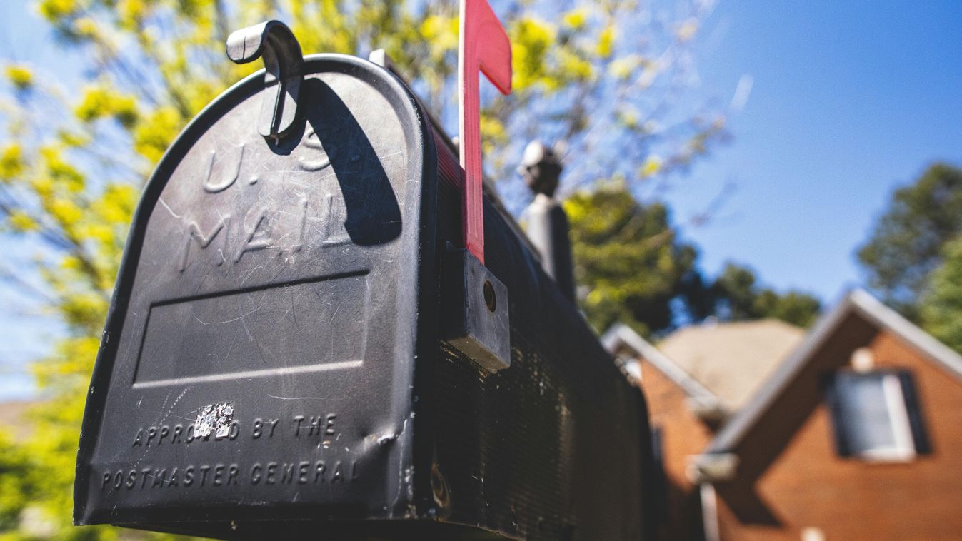 A centik döntötték el a világ legszerencsésebb postásának sorsát – Az lenn a postaládával