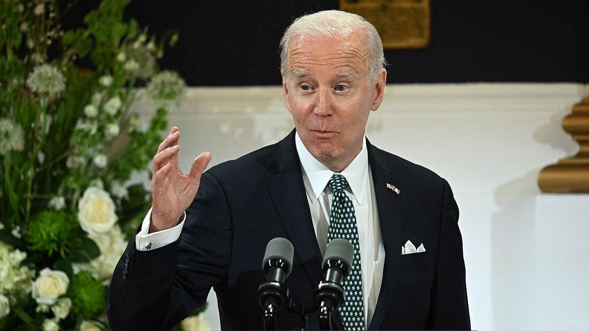 Biden megint összevissza beszélt és migránsokat emlegetett