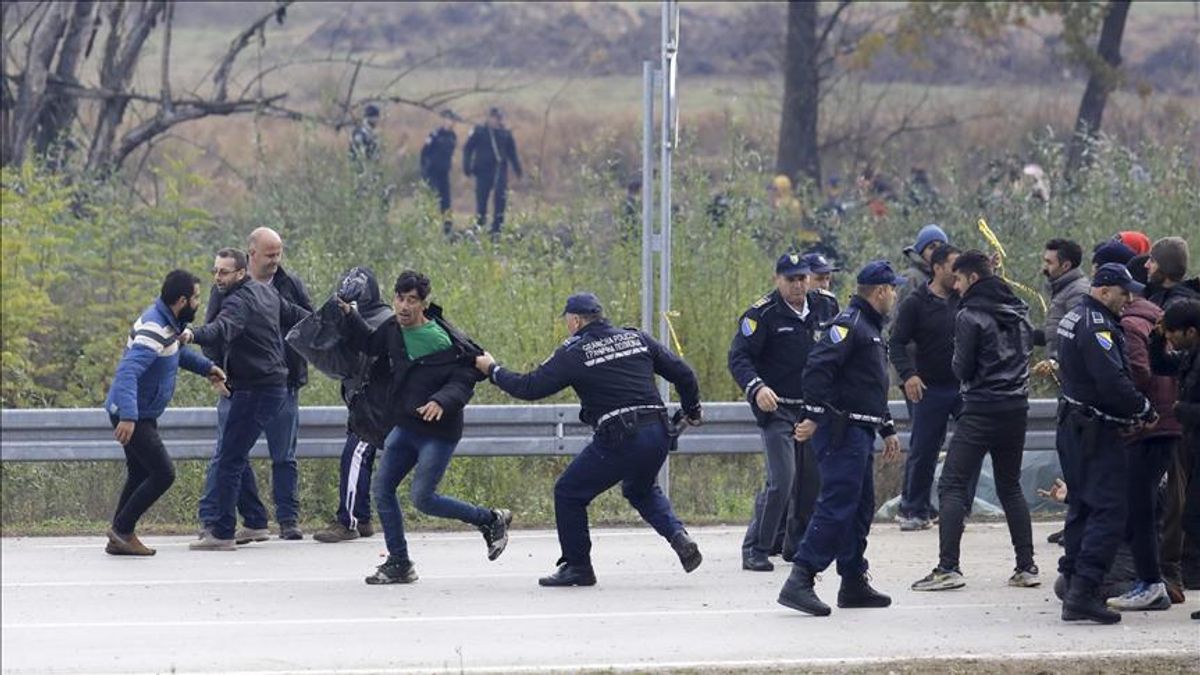 Migránsok sereglett Bosznia és Horvátország határán