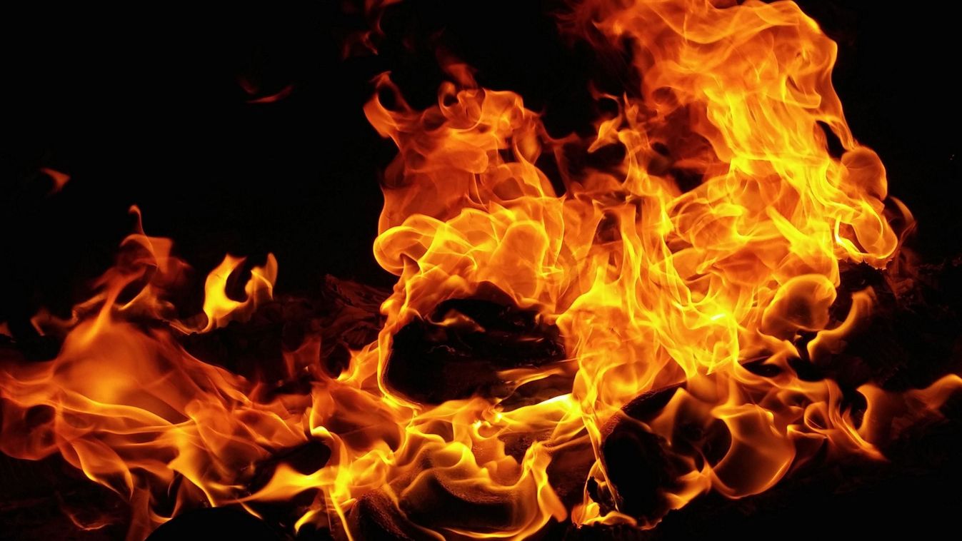 Tatabányai társasház kiürítve, lángok törnek fel: fejlemények a helyszínről