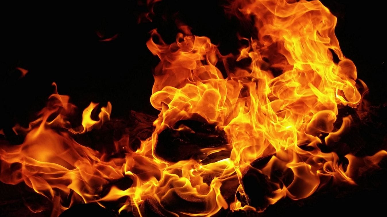 Tűzvész Tatabányán: Három ház lángokban - A tűzoltók gyorsan cselekedtek