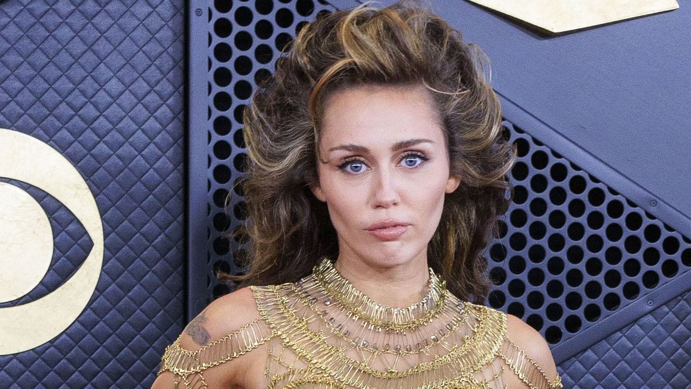 A szexi Miley Cyrus megjelent brutálisan kivágott ruhában
