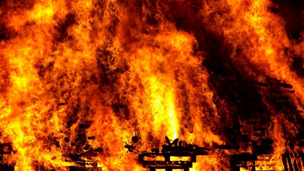 Tragikus tűzeset Banglades fővárosában: legalább 45 halott a kigyulladt étteremben