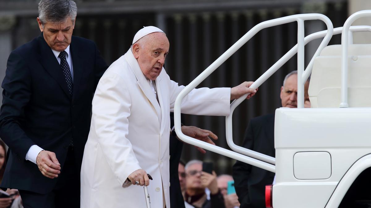 Ferenc pápa egészségének súlyosbodása: megrázó videó a pápamobilba történő nehezített beszállásról