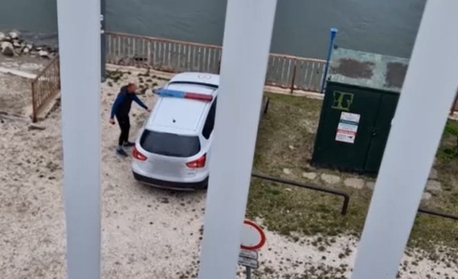 A titokban rögzített videó leleplezi Győrfi Pált a Margitszigeten: fél a sorompóktól, ezért parkolt tilosban.