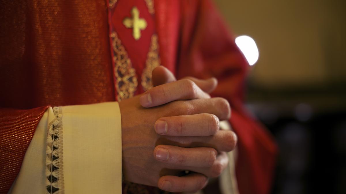 A zaklatás árnyékában: Egy volt pap botránya egy hazai gyorsétteremben