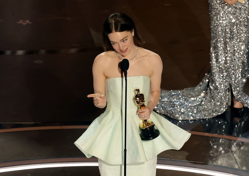 Az "Emma Stone ruhája szorult helyzetben másképp vezette az Oscars díjait" hatásos címet adhatnánk ennek a cikknek.