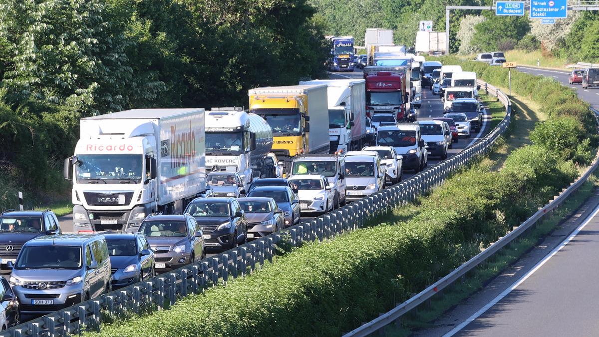 Figyelem, közlekedési káosz: műszaki hiba miatt kamion rekedt az M5-ösön
